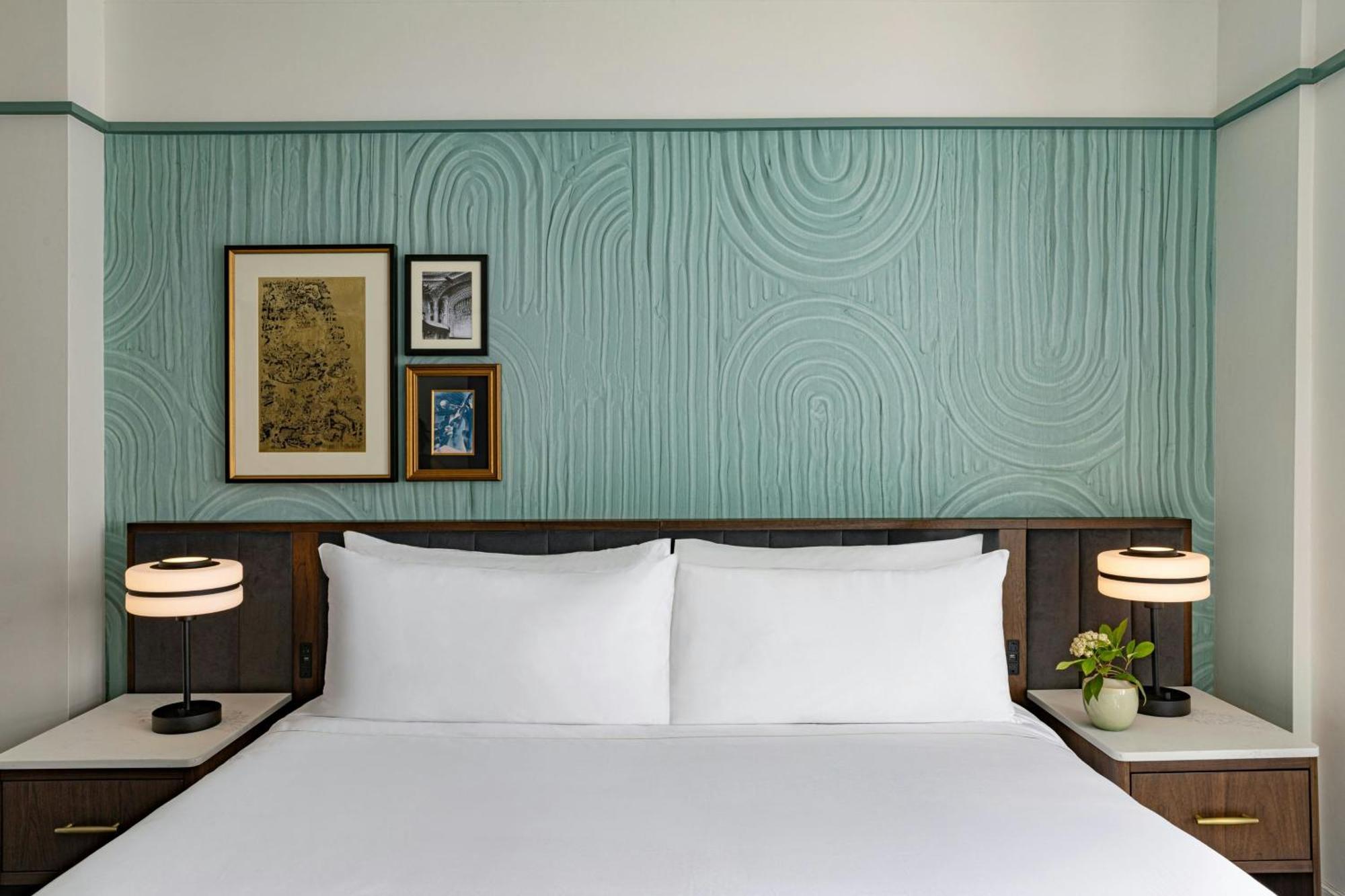 Habitación con cama grande