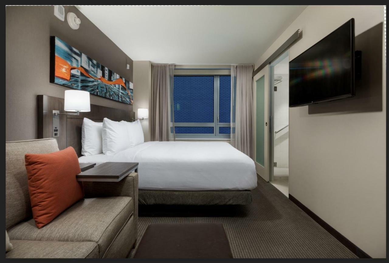Habitación con cama extragrande y vistas a la ciudad
