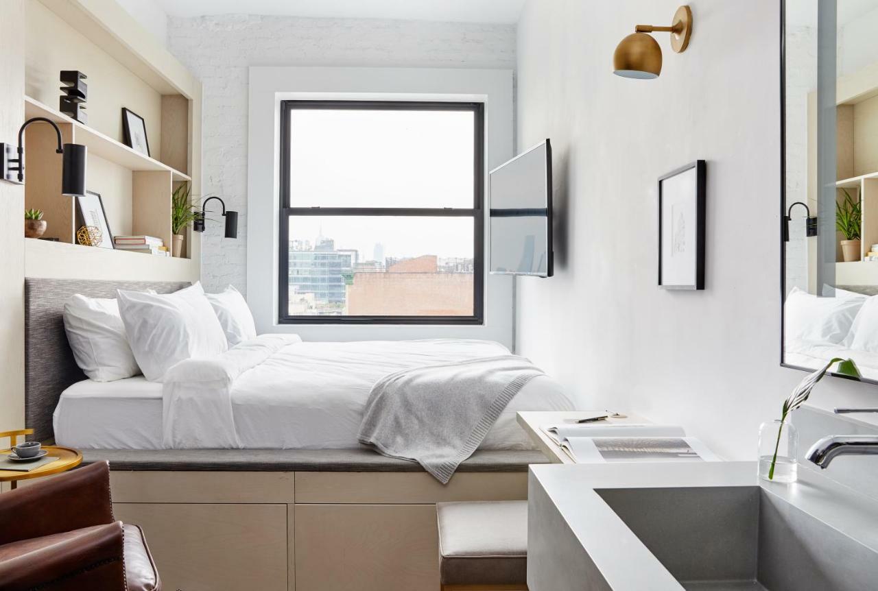 Habitación con cama extragrande y vistas a la ciudad